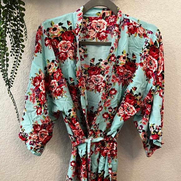 🌟 5 for $20 Gorgeous Floral Robe - Picture 2 of 6